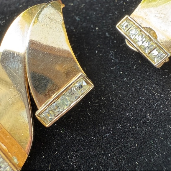 Vintage Gold Tone Abstract Clip On Earrings in Scroll Ribbon Design that Sparkle - Picture 5 of 17